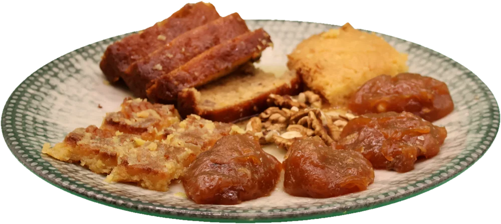 Pjatë me ëmbëlsira tradicionale dhe arra